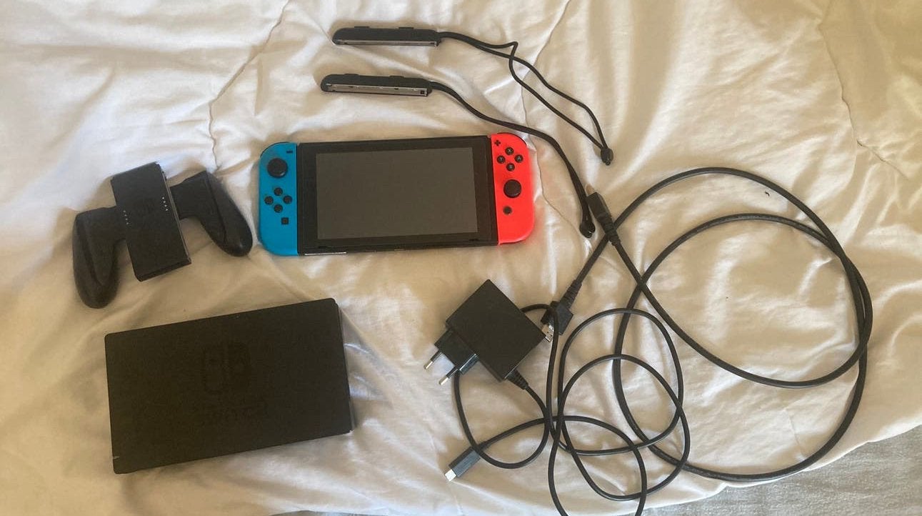 NINTENDO SWITCH inclusief Mario kart 8 deluxe, Ophalen, Gebruikt, Met 2 controllers, Switch Original