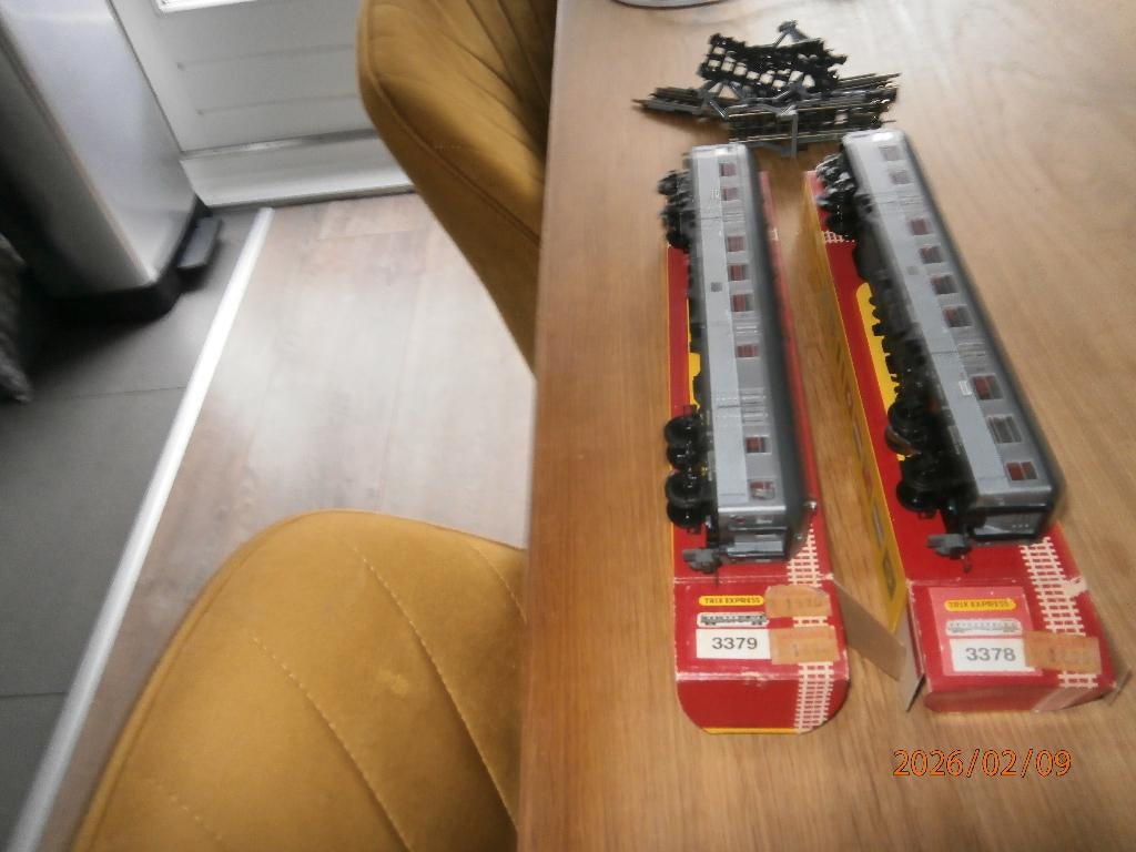 Trix Express 2 rijtuigen (zilver) met verlichting in OVP, Hobby en Vrije tijd, Modeltreinen | H0, Ophalen, Gebruikt, Gelijkstroom