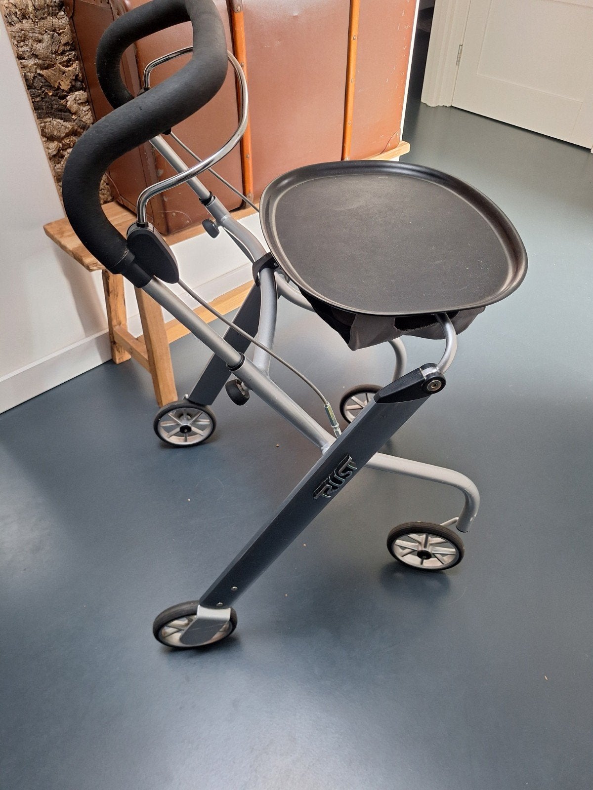 Trust, binnen rollator, Ophalen