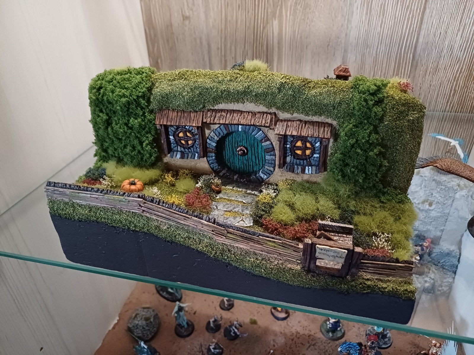 Gedetailleerd Hobbit Huis Diorama - Handgemaakt, Hobby en Vrije tijd, Modelbouw | Figuren en Diorama's, Ophalen, Zo goed als nieuw