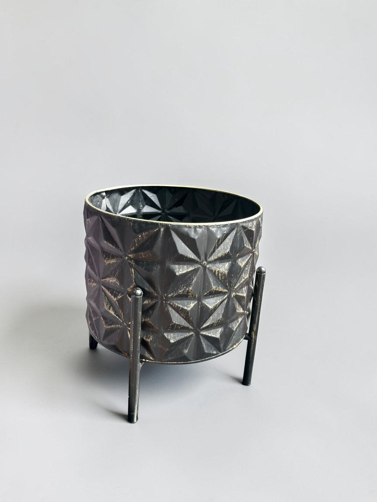 Bloempot op metalen poten – zwart met luxe reliëf – Ø 30 cm, Rond, Zo goed als nieuw, Balkon, Metaal