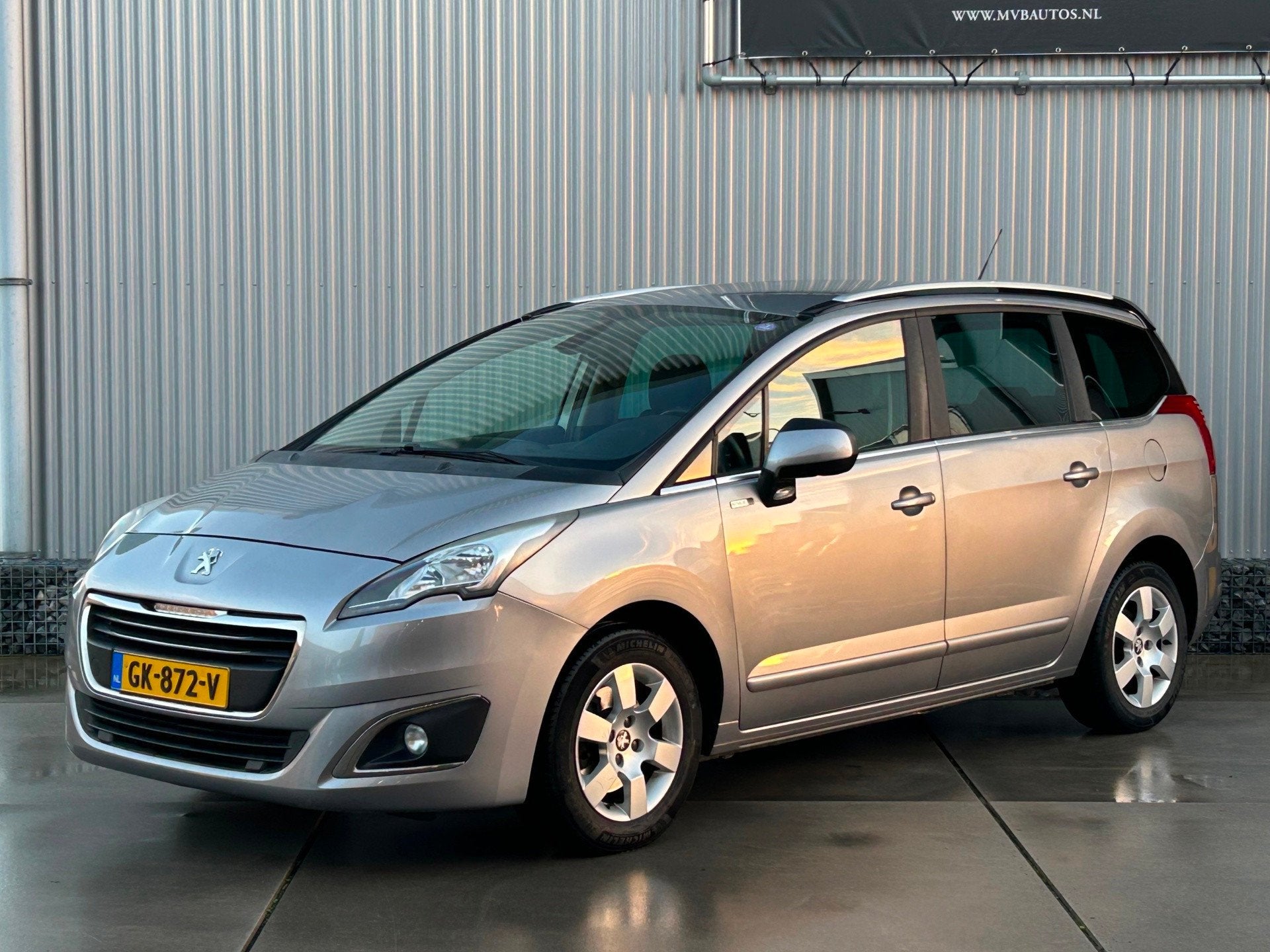 Peugeot 5008 1.2 PureTech Style 5p Dealer onderhouden, Navi,, Auto's, Voorwielaandrijving, 745 kg, Stof, Gebruikt