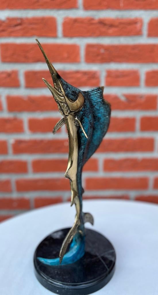 Bronzen beeld van een zeilvis op een marmeren voet., Ophalen of Verzenden, 20 - 50 cm, Handgemaakt, Beeld
