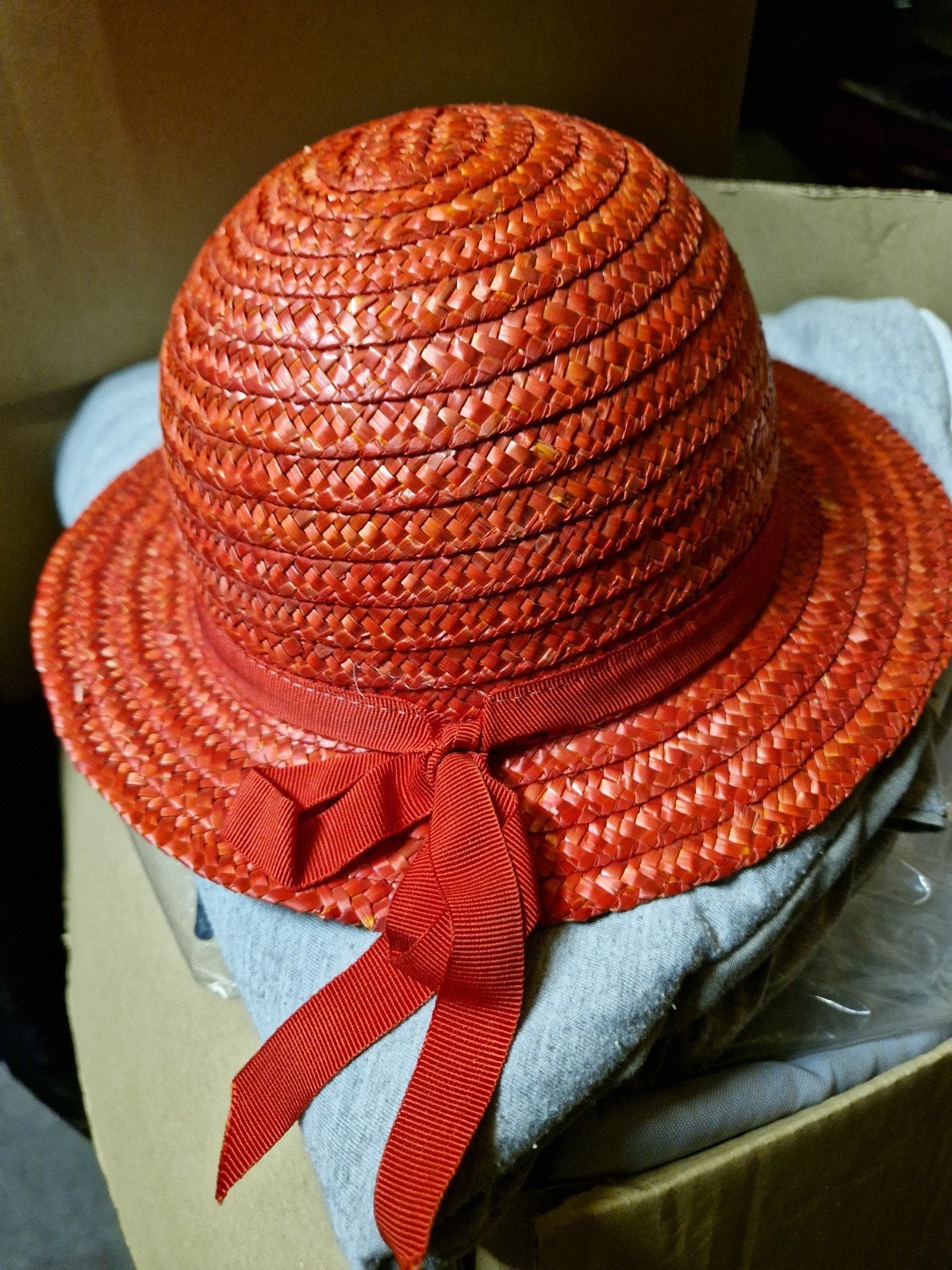 Rood rieten bolhoedje met lintje, Ophalen of Verzenden, Nieuw, One size fits all, Hoed