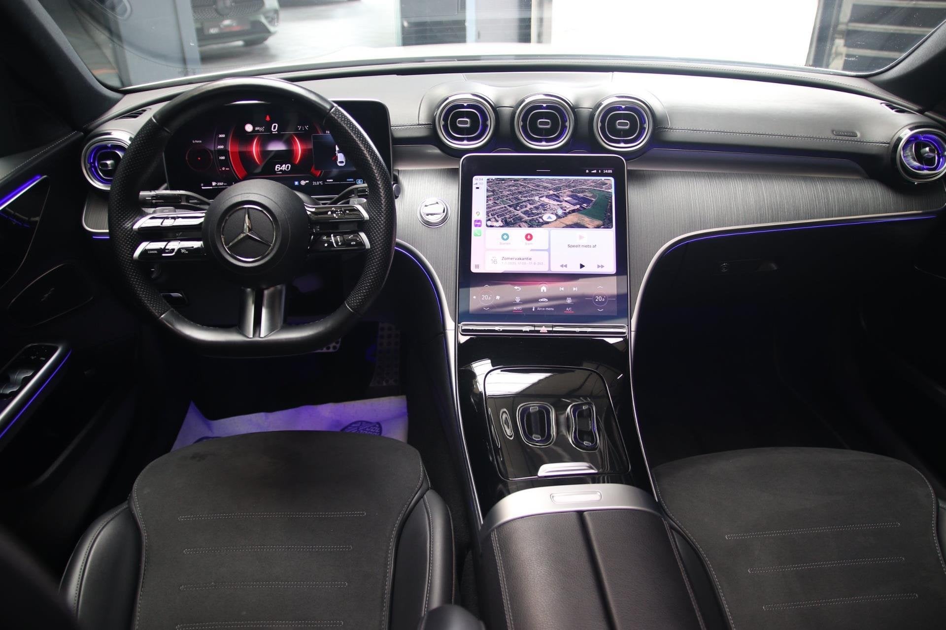 Mercedes-Benz C-Klasse 200 AMG PANO-CAMERA-SFEER-CARPLAY, Zwart, 4 cilinders, 1650 kg, Wit