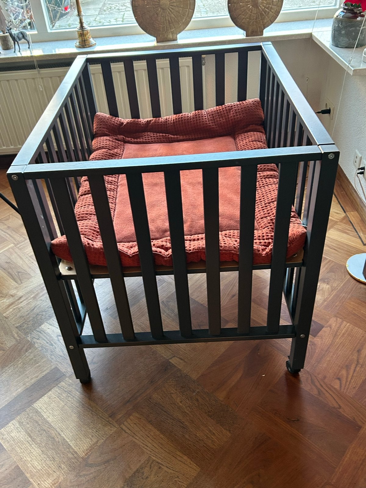 Zwarte Kinderbox met Plaid - Zo goed als nieuw, Kinderen en Baby's, Boxen, Ophalen of Verzenden, Zo goed als nieuw, Vierkant, Wieltjes