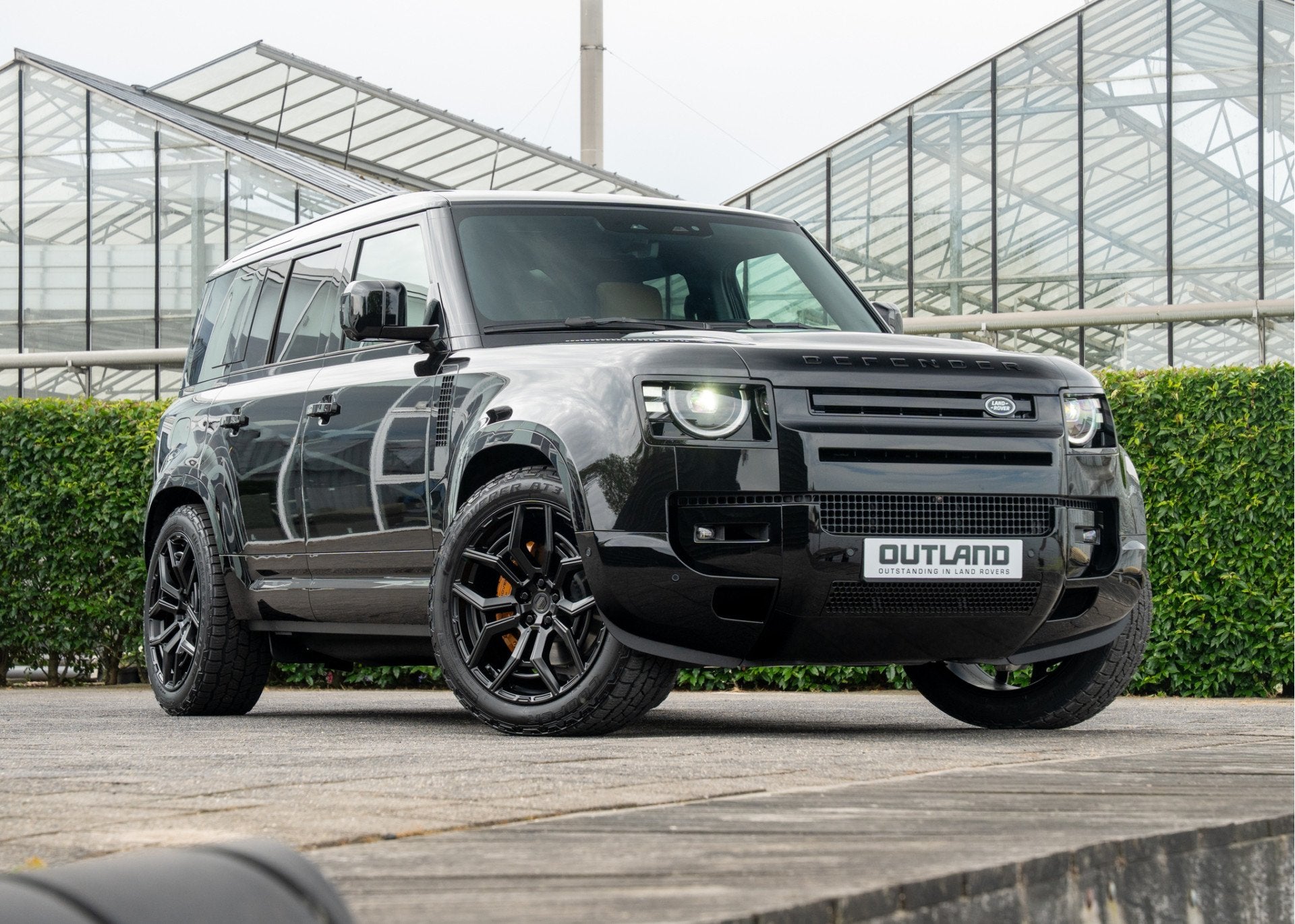 Land Rover Defender 110 P300e 110 X-Dynamic HSE | Full Optio, Auto's, Land Rover, Gebruikt, Beige, 4 cilinders, 3000 kg