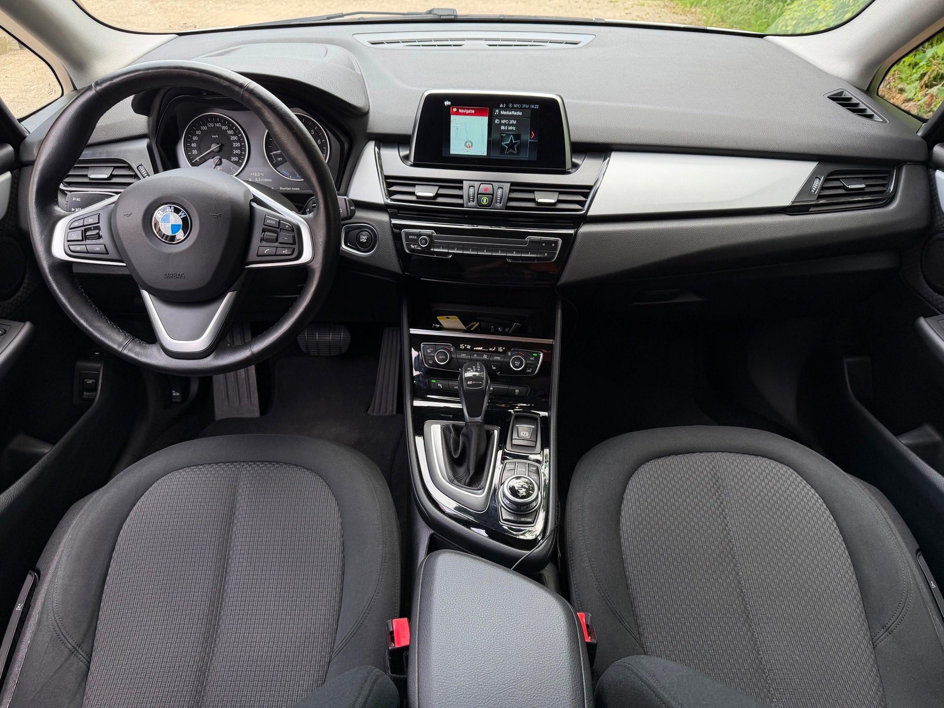 BMW 2-serie Active Tourer 225xe Plug-in Hybrid 224pk Executi, Auto's, Automaat, Stof, Gebruikt, Wit