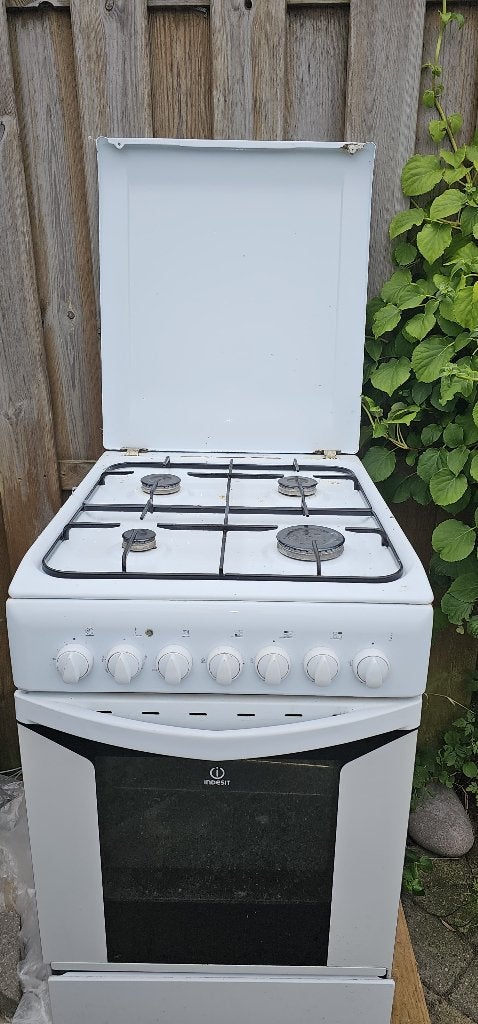 Keuken: Indesit gasfornuis met oven - Wit, 4 pitten, Witgoed en Apparatuur, Ovens, Ophalen, Gebruikt, Indesit, 60 cm of meer