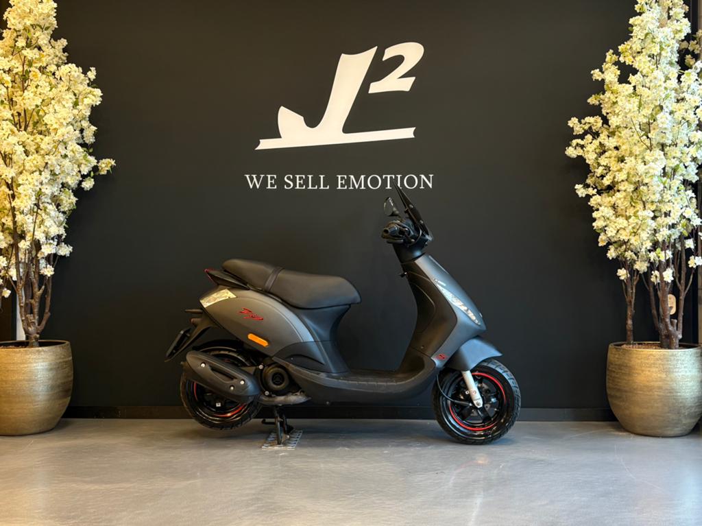 Piaggio Zip | Mat Grijs | Brom | 2024 | 885 km | 1 eig, ., Maximaal 45 km/u, Zip, Ophalen of Verzenden