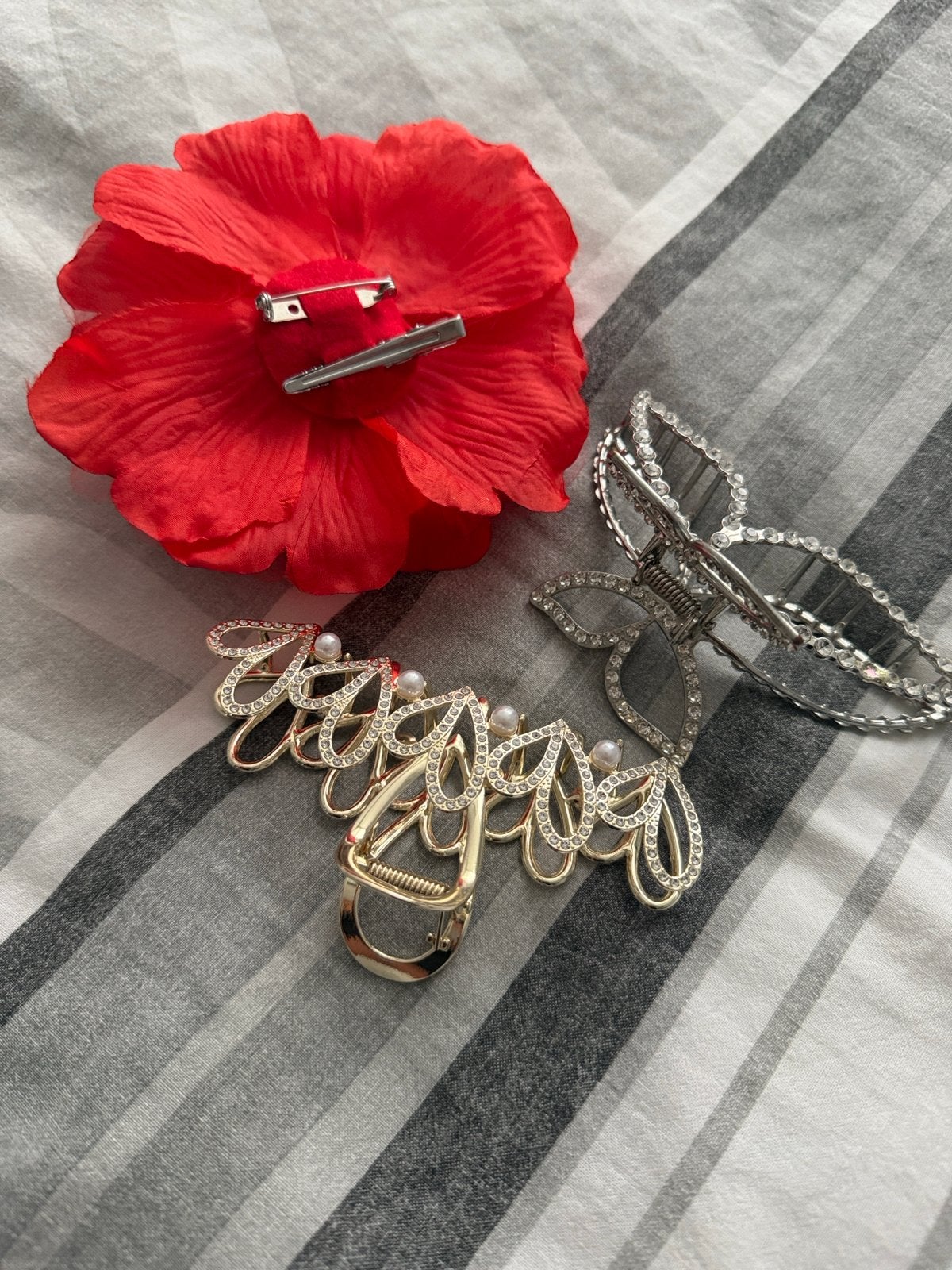 Haaraccessoires set: bloem, goudkleurige en zilveren klem, Ophalen of Verzenden, Zo goed als nieuw
