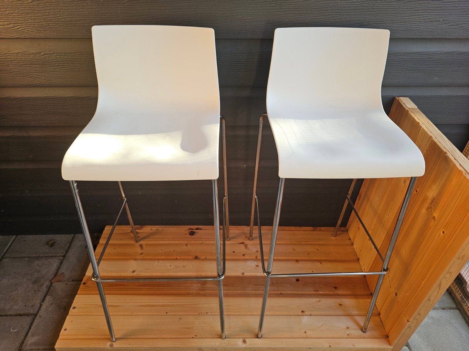 Set van 2 witte barkrukken met metalen onderstel, Huis en Inrichting, Barkrukken, Ophalen, Gebruikt, Met voetsteun, 90 cm of meer