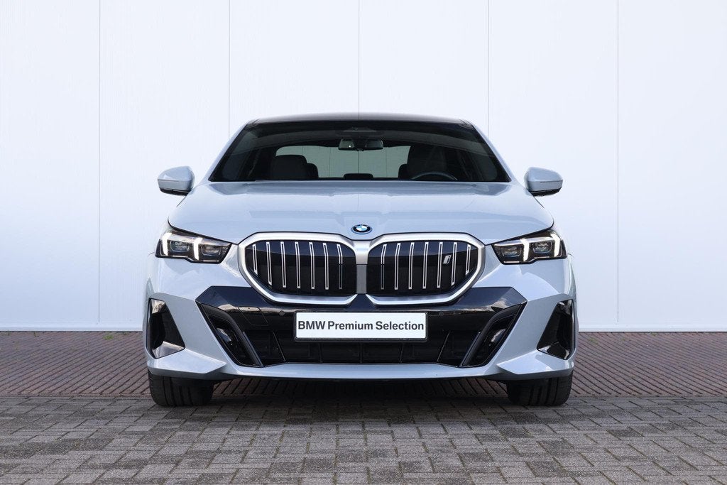 BMW i5 eDrive40 84 kWh | M-Sport Pakket | Pano Dak | Trekhaa, Auto's, Automaat, Gebruikt, Zwart, Met garantie (alle)