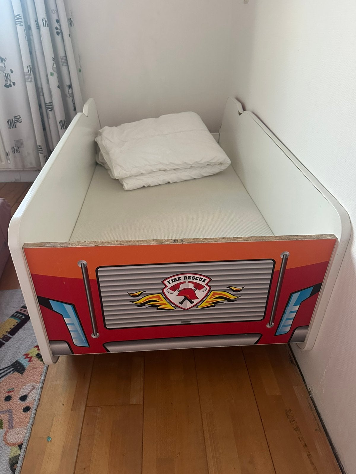Brandweerauto bedje voor peuter, Kinderen en Baby's, Kinderkamer | Bedden, Ophalen, Zo goed als nieuw, 140 tot 160 cm, 70 tot 85 cm