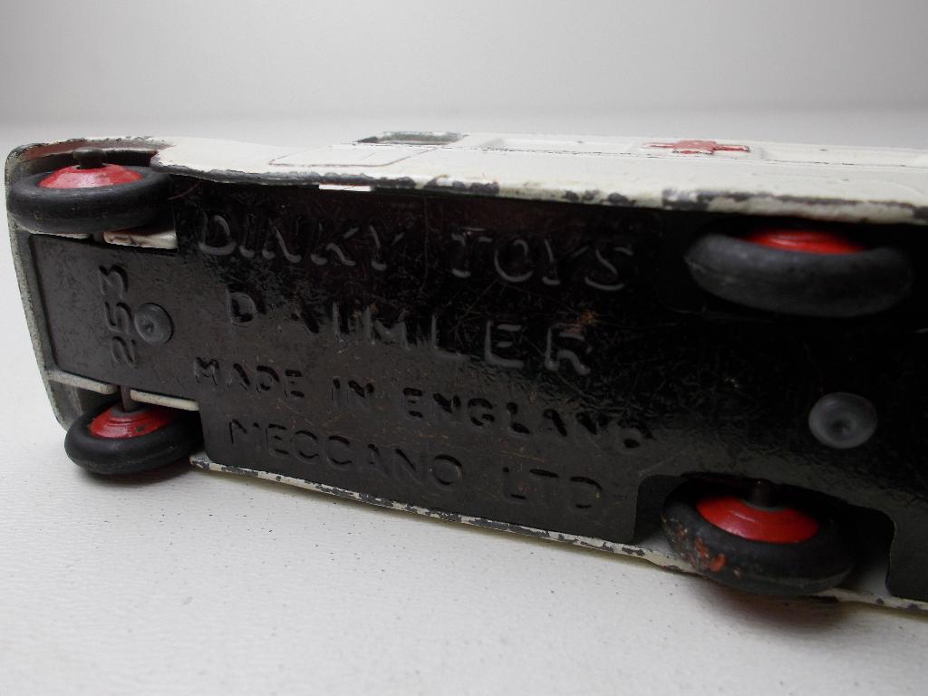 1955 Dinky Toys 253 DAIMLER AMBULANCE (WIT) -K-., Ophalen of Verzenden, Gebruikt, Auto, Dinky Toys