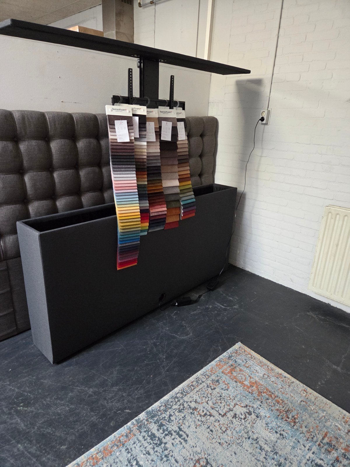 Nieuw Voetbord met TV Lift - Grijs Stof (max 55 inch TV), Nieuw, Ophalen of Verzenden, Voetbrod met tv lift, 180 cm