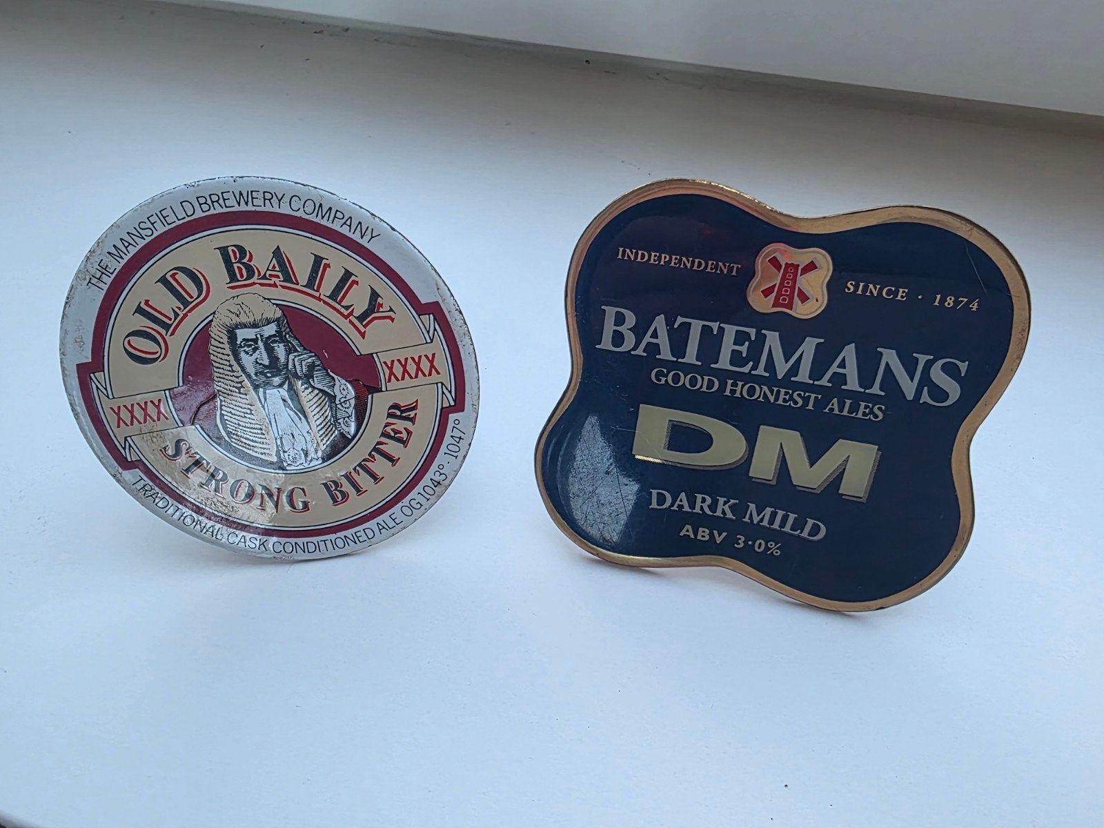 Engelse Tapruiters Pump Clips Mansfield Old / Batemans tap, Ophalen of Verzenden, Gebruikt, Reclamebord, Plaat of Schild, Overige merken