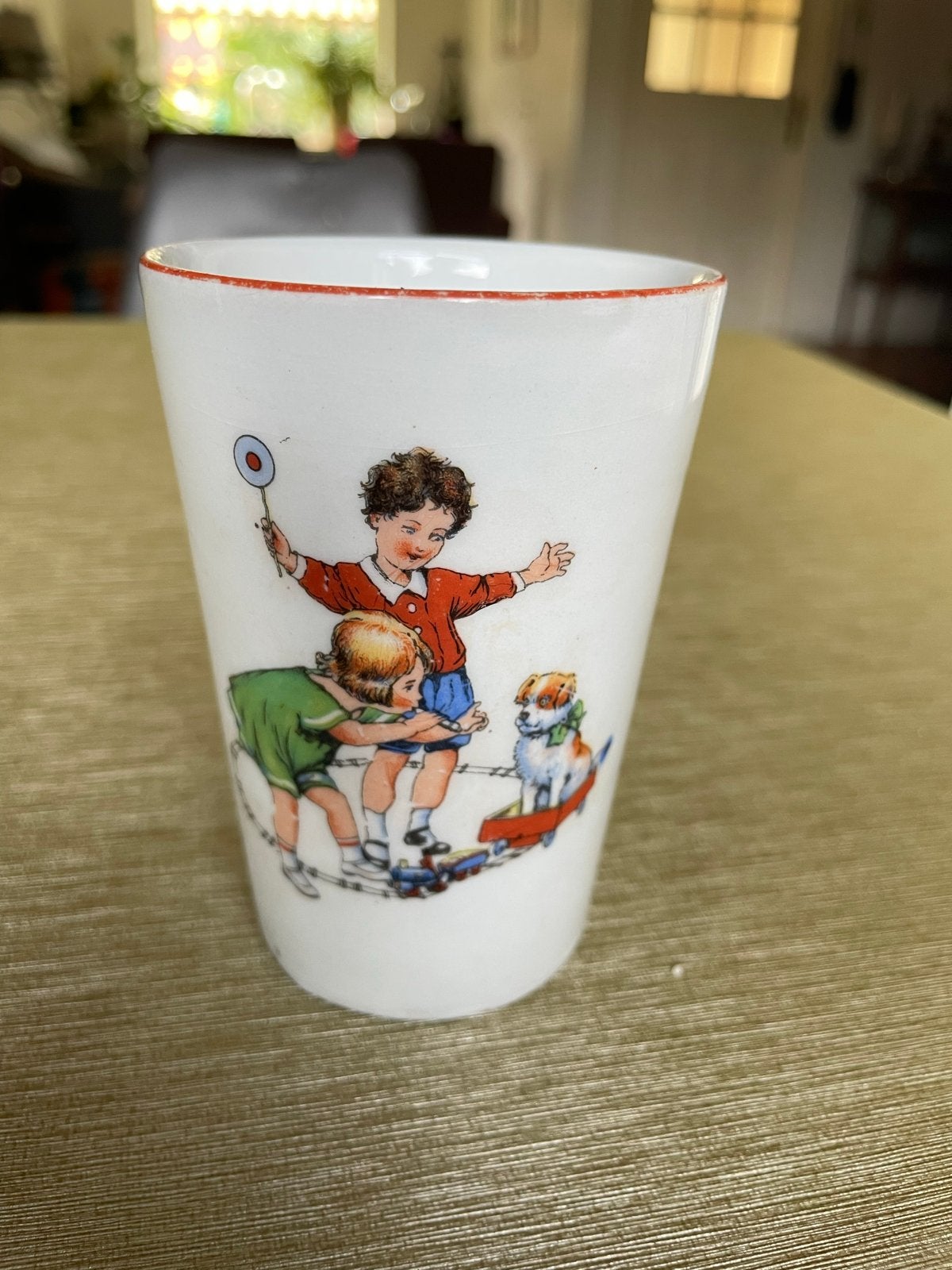 Vintage kindermokje met speelse illustratie, Antiek en Kunst, Antiek | Porselein, Ophalen of Verzenden
