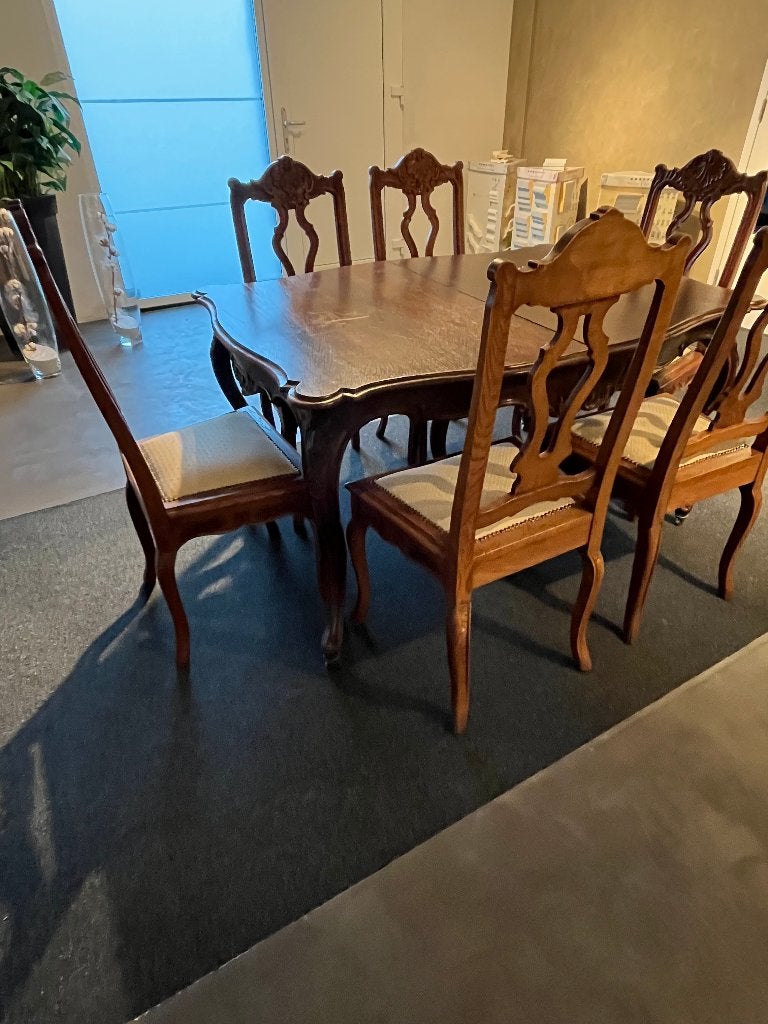 Luikse antieke tafel en stoelen, Ophalen