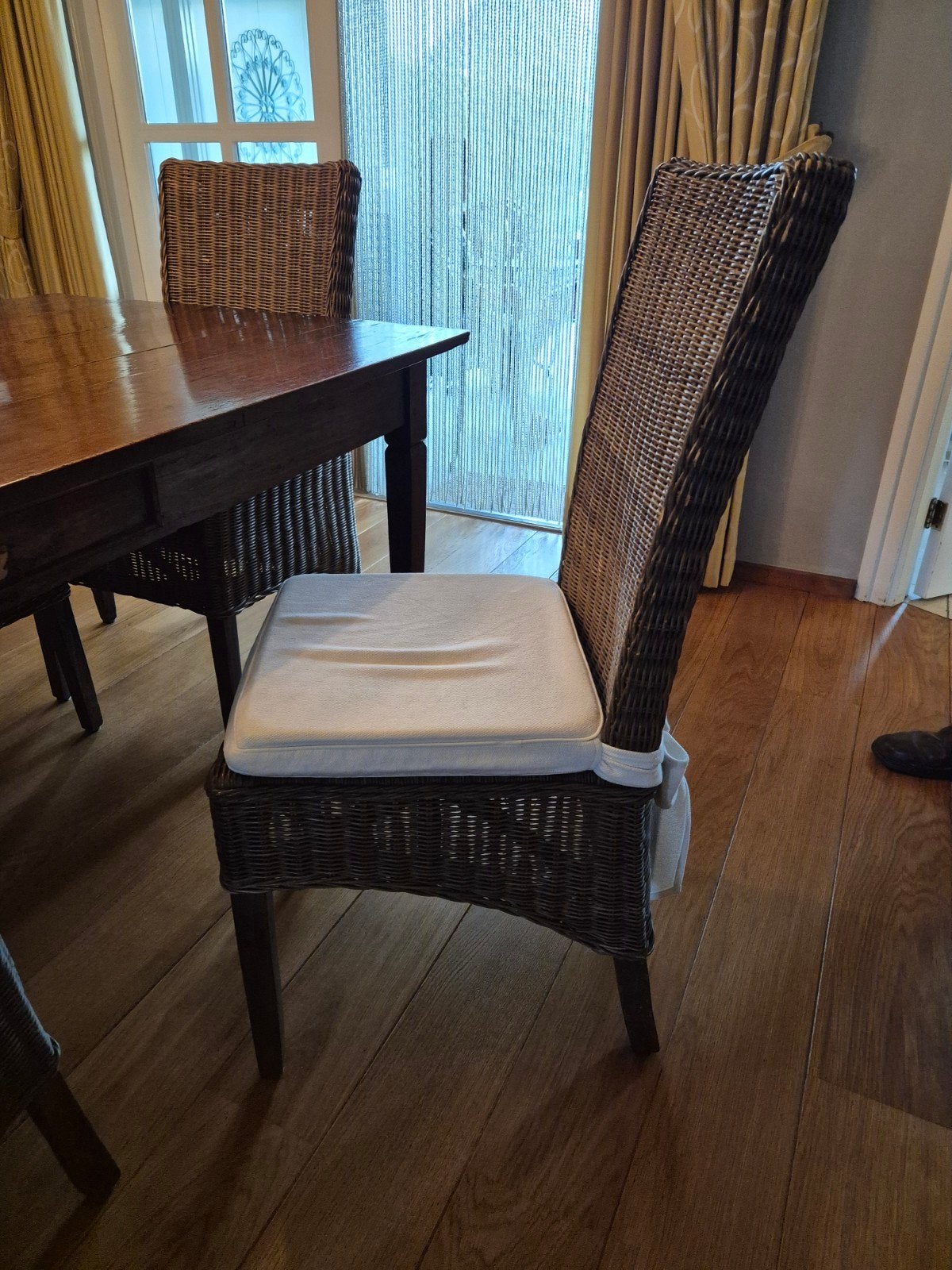 Mooie rieten stoelen 6 stuks 2 met leuning 4 zonder, Huis en Inrichting, Ophalen, Gebruikt, Bruin, Hout