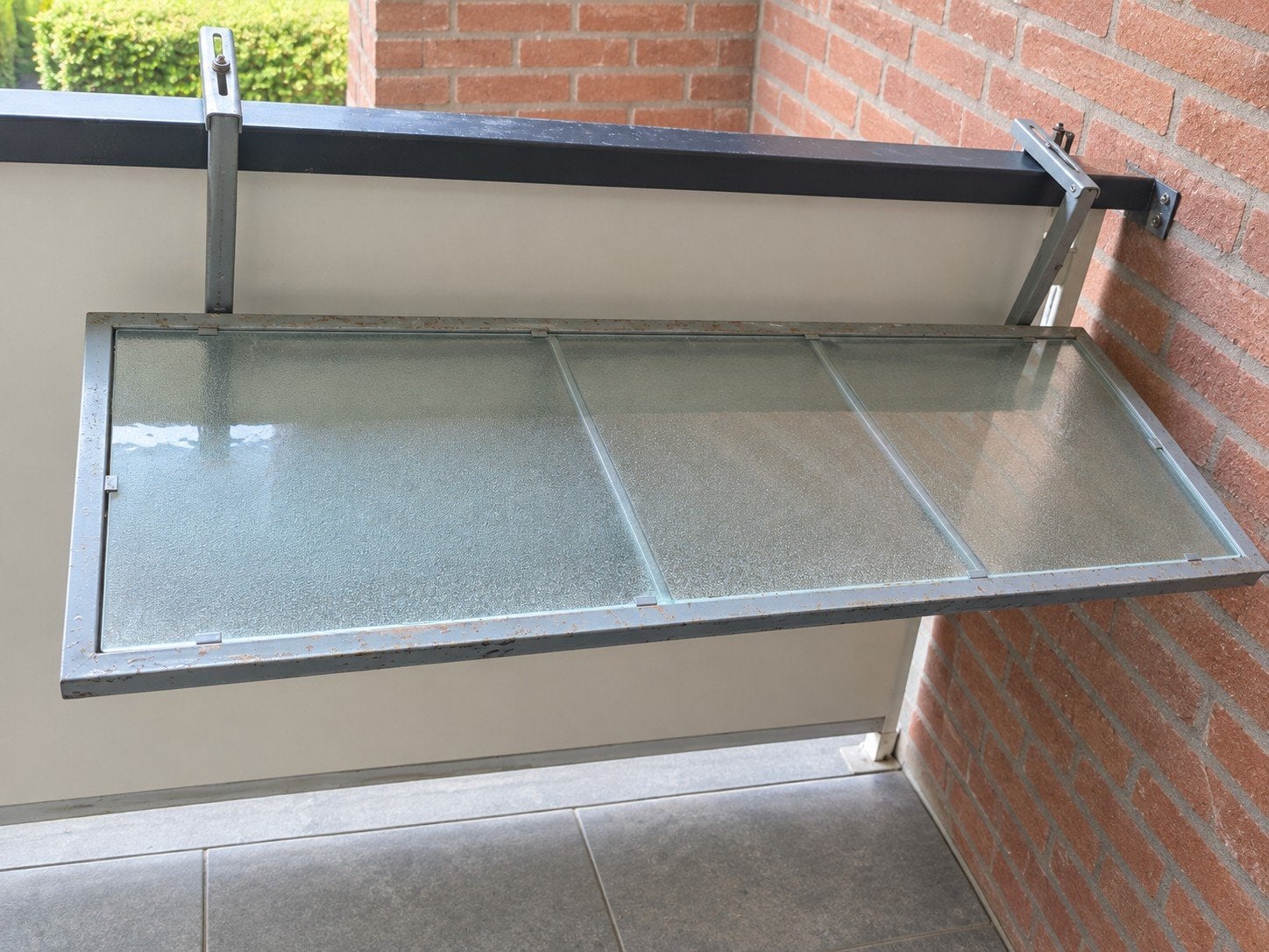 Handige balkon tafel - ideaal voor kleine ruimtes, Ophalen of Verzenden, Gebruikt, Rechthoekig, Metaal