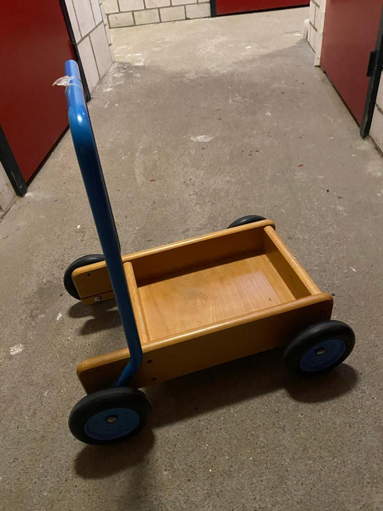 Houten loopwagen met blauwe duwstang, Ophalen, Zo goed als nieuw