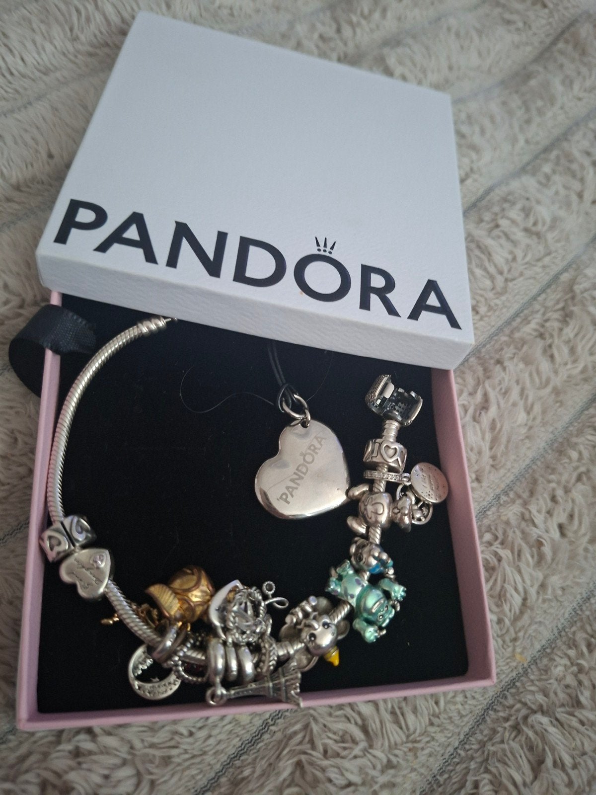 Pandora bedelarmband met diverse bedels en doosje, Sieraden, Tassen en Uiterlijk, Armbanden, Ophalen, Zo goed als nieuw, Met bedels of kralen