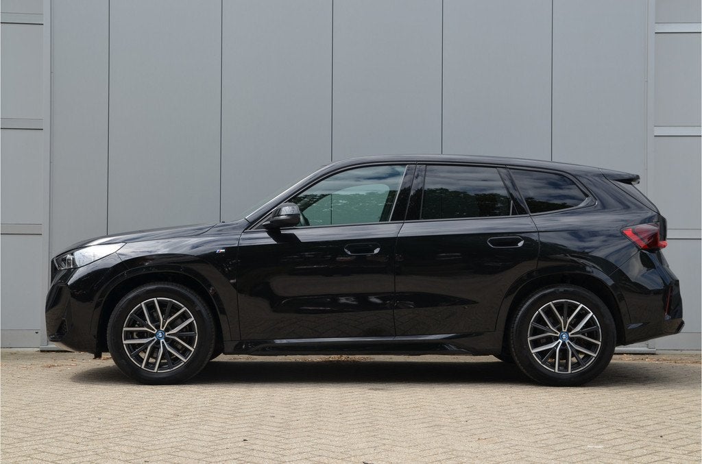 BMW iX1 xDrive30 M Sport / Sportstoelen / Comfort Access / A, Auto's, BMW, Gebruikt, Zwart, Met garantie (alle), Zwart