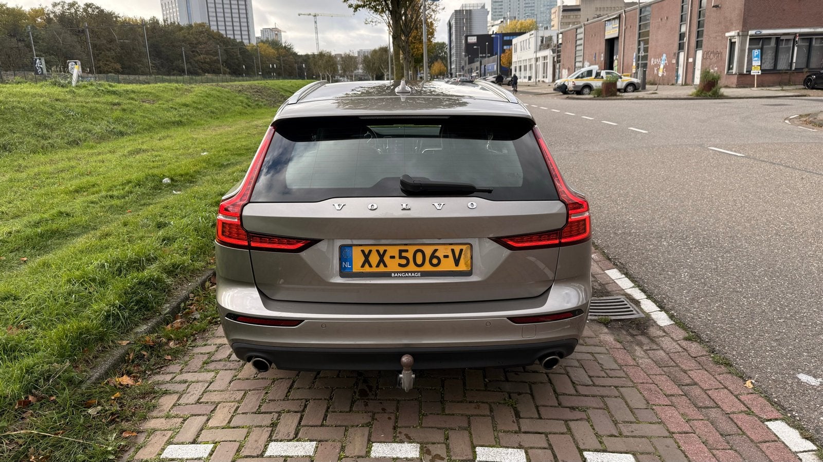 Volvo V60 T5 2019 | 360 camera | Momentum Pro, Auto's, Dealer onderhouden, Bi-Xenon koplampen, 1800 kg, Zwart