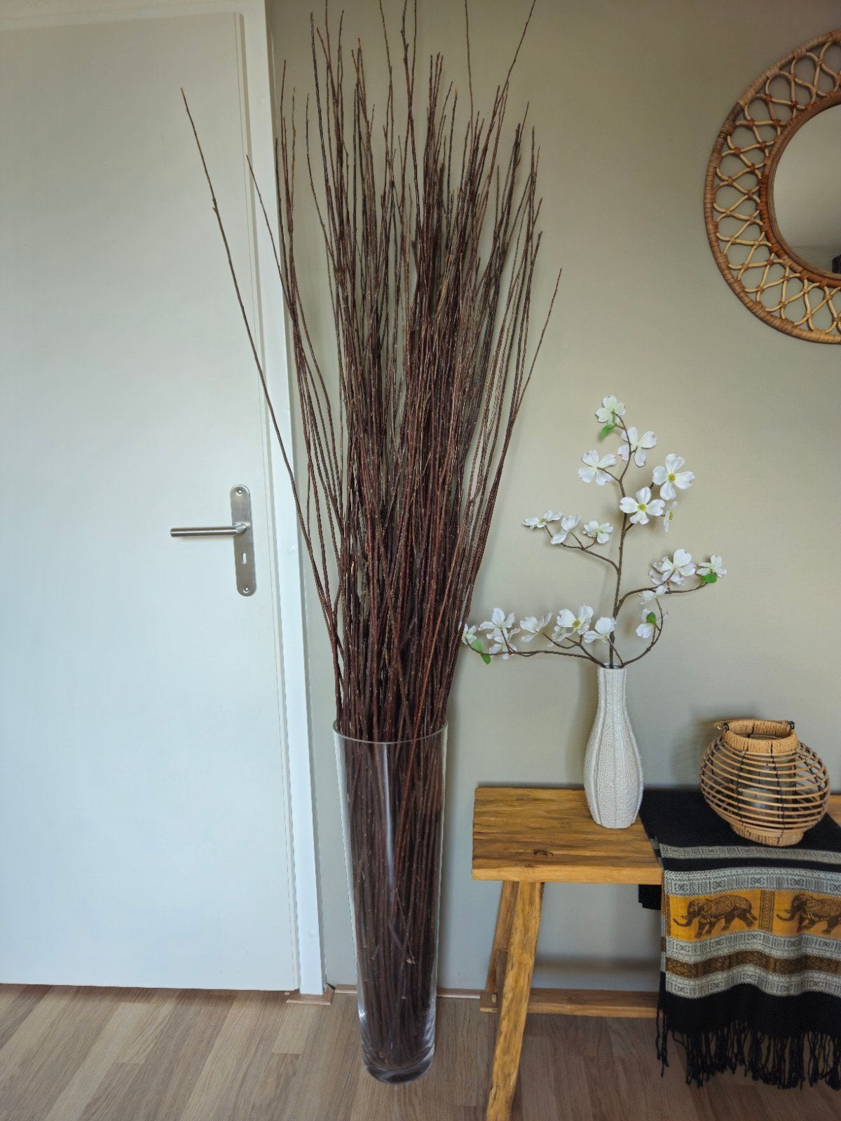Glazen vaas met decoratieve wilgen-takken, Ophalen, Gebruikt, Bruin, Natuurlijk materiaal
