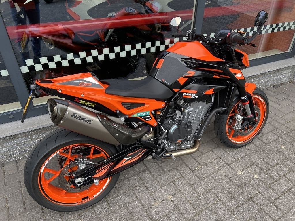 KTM 890 DUKE GP 2023, Naked bike, Gebruikt, Bedrijf