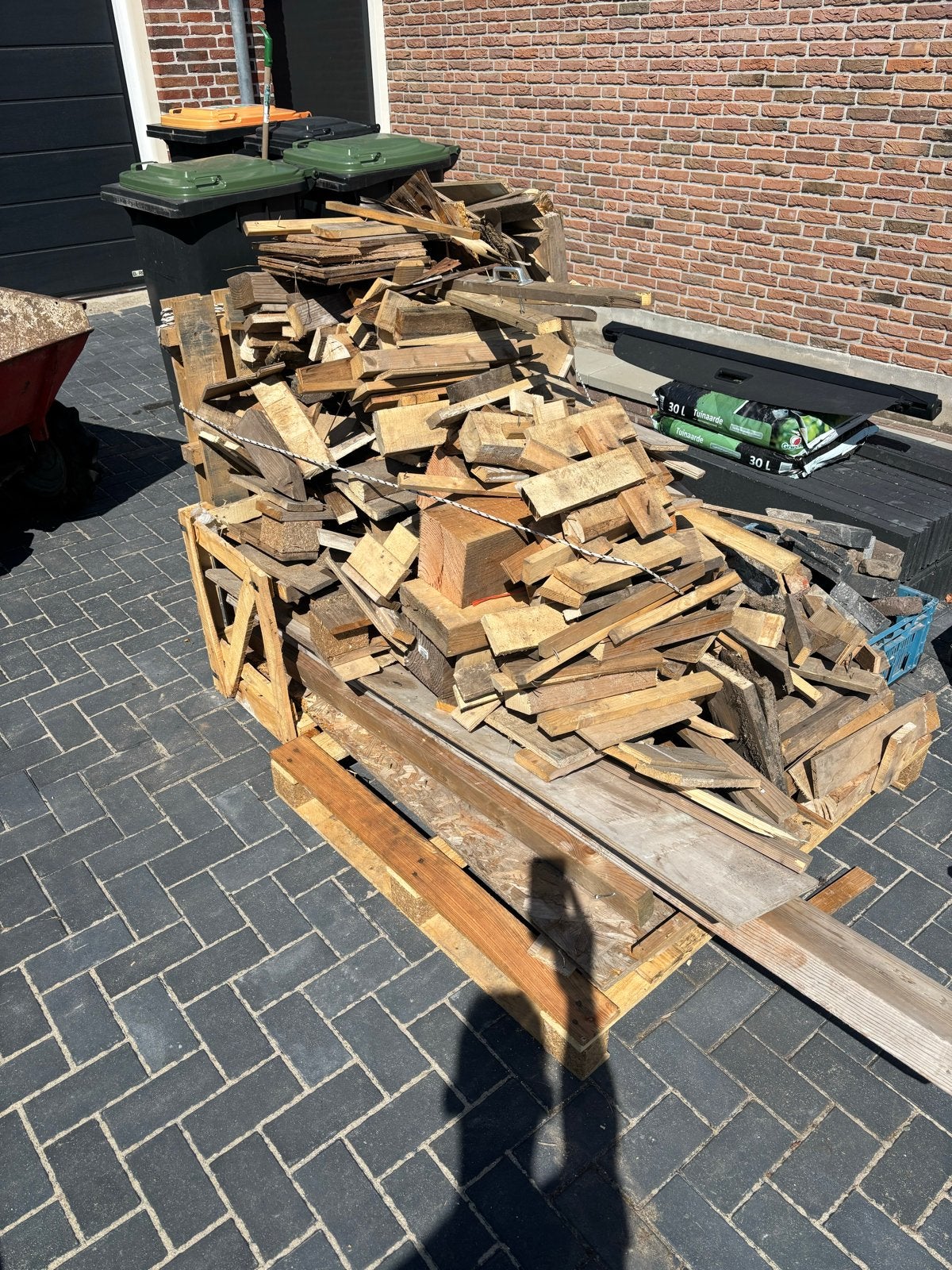 Gratis af te halen: Gemengd hout voor kachel/vuurkorf, Minder dan 3 m³, Ophalen, Overige houtsoorten, Blokken