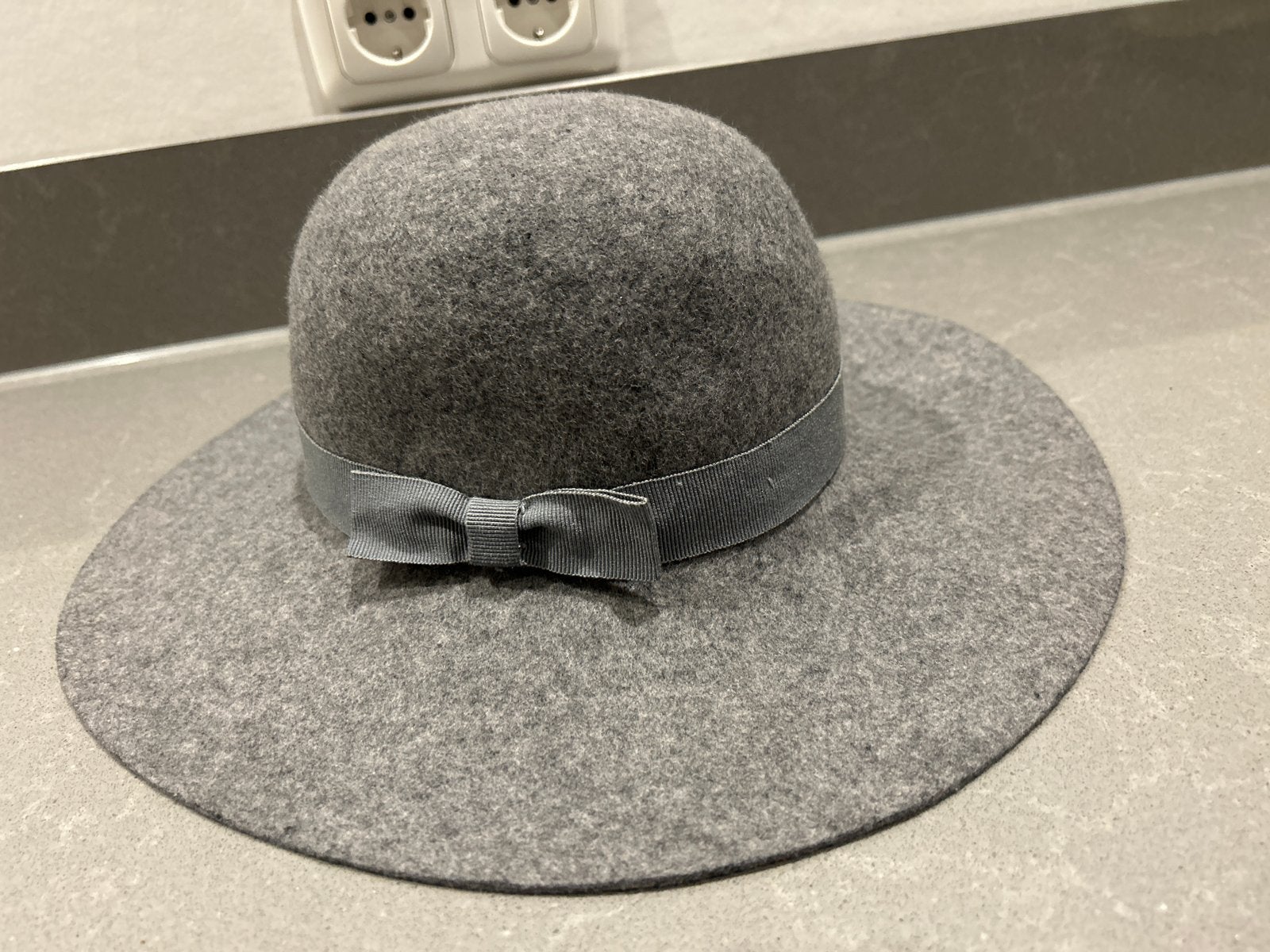 Grijze vilten hoed met strik - Maat 54, Kleding | Dames, Hoeden en Petten, Ophalen of Verzenden, Zo goed als nieuw, 55 cm (S, 6⅞ inch) of minder