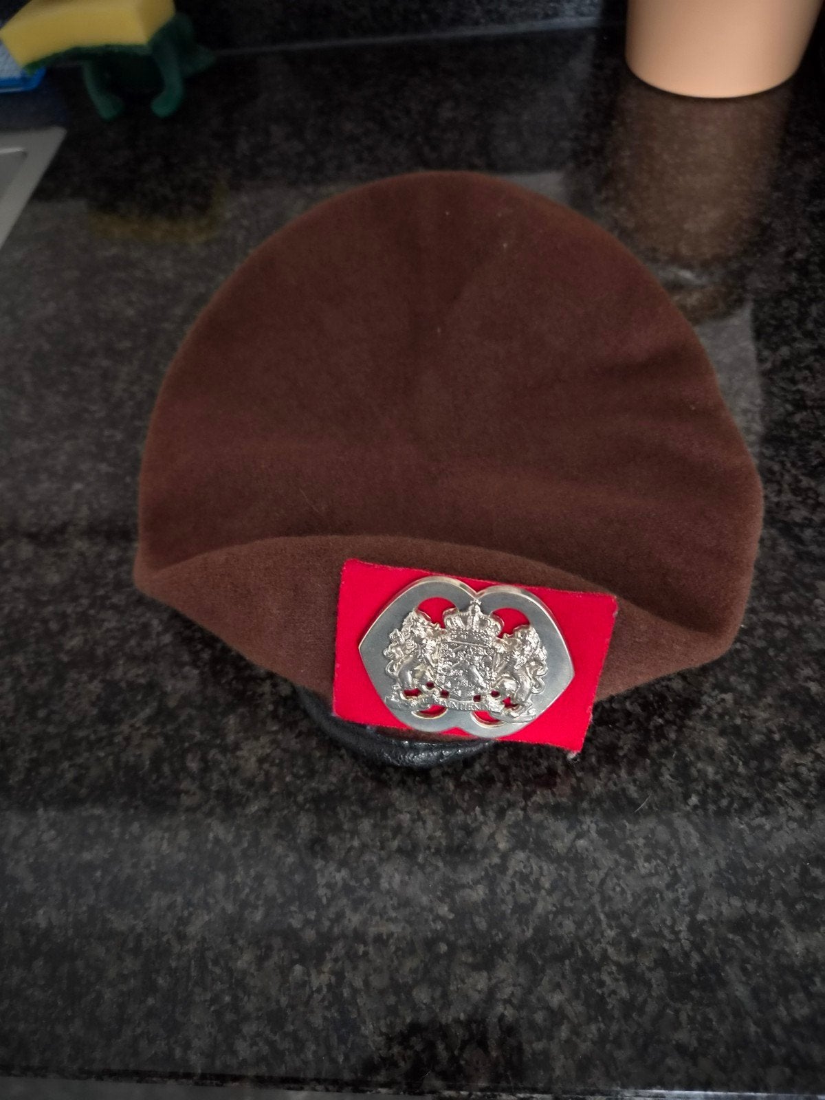 Bruine Legerbaret KNR Dorothea Knitting Mills - 1993 maat 58, Ophalen of Verzenden, Landmacht, Nederland, Embleem of Badge