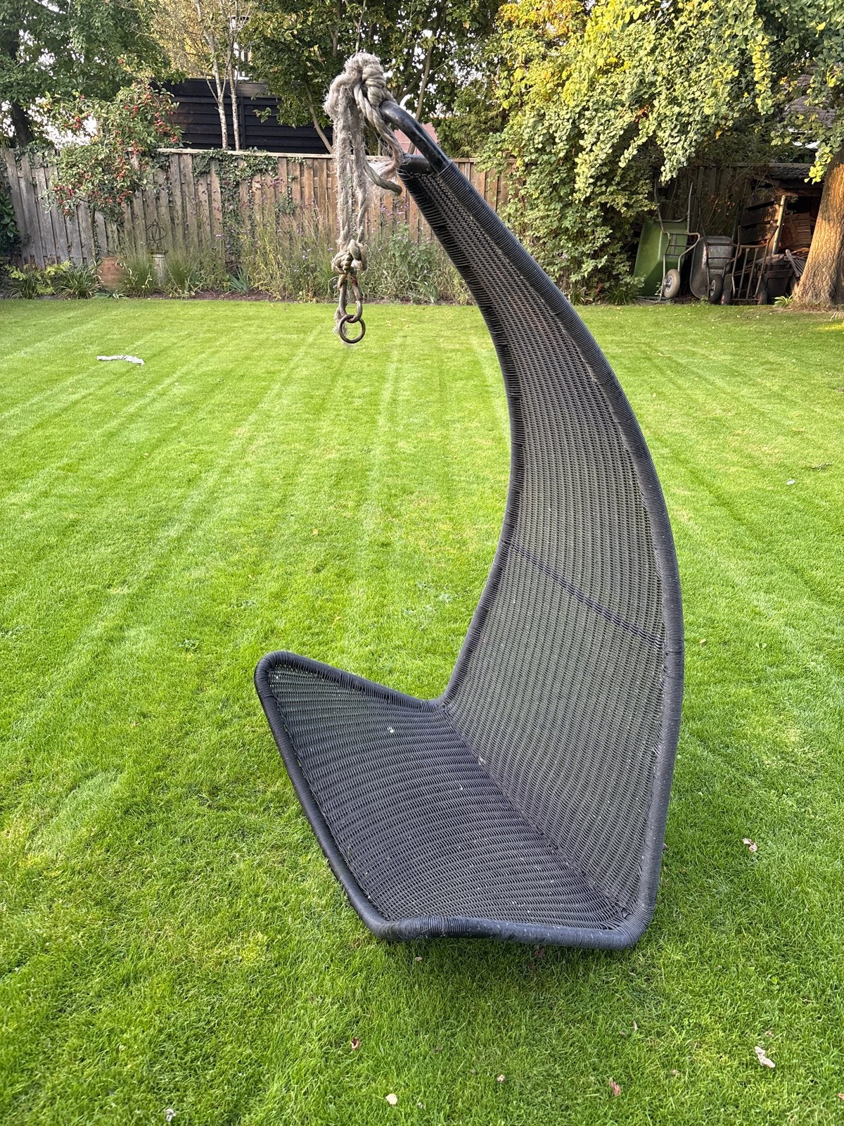 Stijlvolle Zwarte Wicker Hangstoel - Perfect voor Buiten, Ophalen, Zo goed als nieuw, Wicker