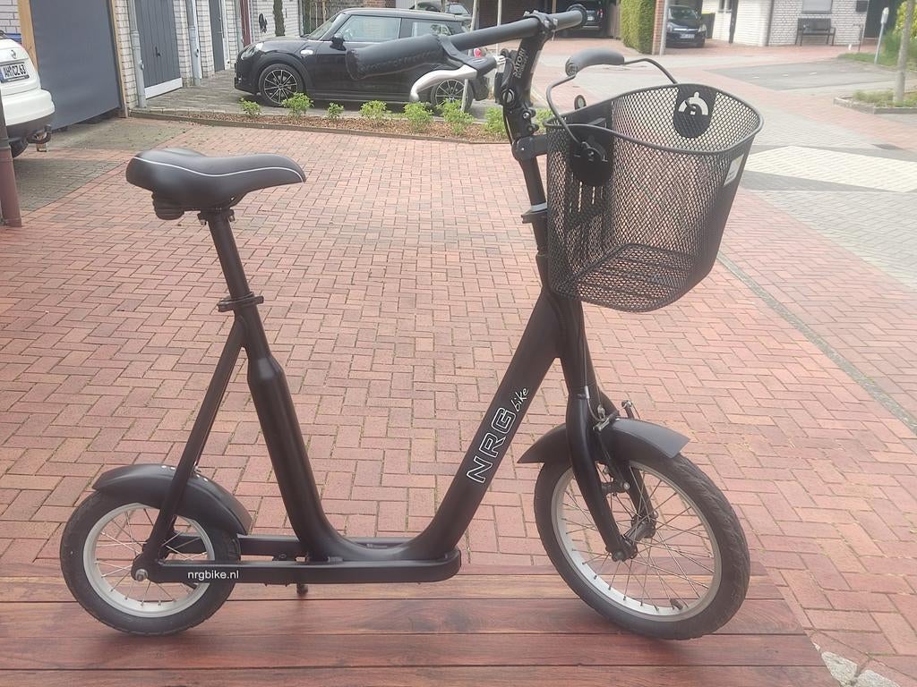 NRGbike loopfiets zwart z.g.a.n met zadel en mandje, Ophalen of Verzenden, Gebruikt, Gewone step, NRGbike