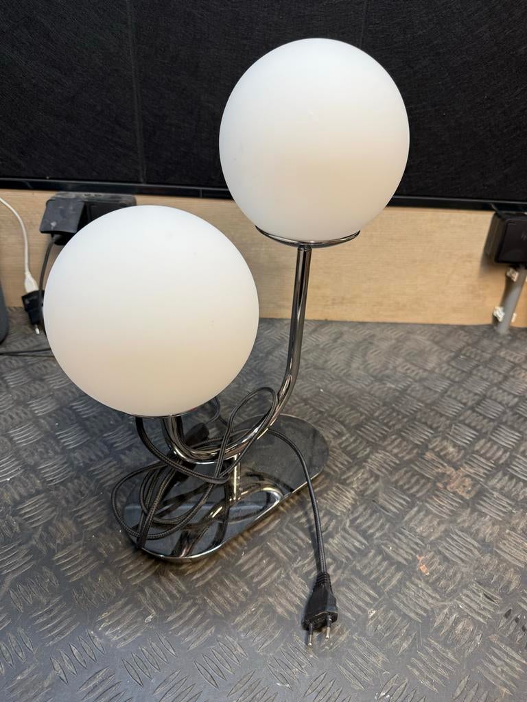 Moderne tafellamp met twee opalen glazen bollen, Ophalen, Zo goed als nieuw, Glas, 50 tot 75 cm