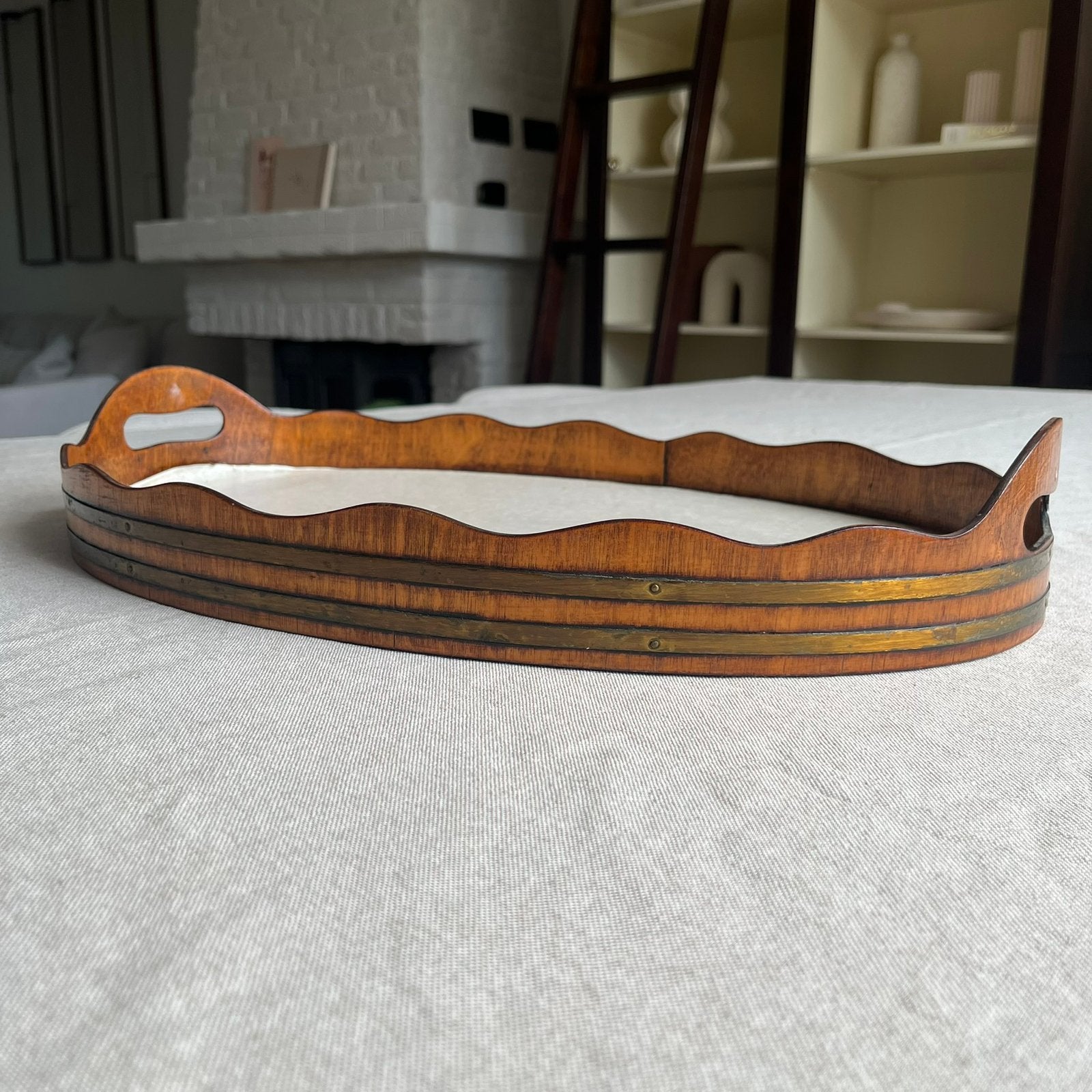 Antiek gekuipt houten dienblad met messing details, Ophalen of Verzenden, Zo goed als nieuw, Hout