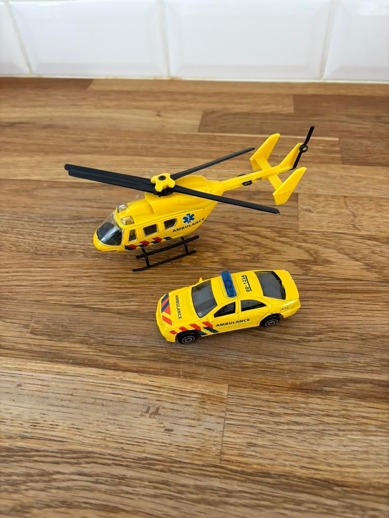 Ambulance auto en helikopter, Kinderen en Baby's, Speelgoed | Speelgoedvoertuigen, Ophalen of Verzenden, Zo goed als nieuw