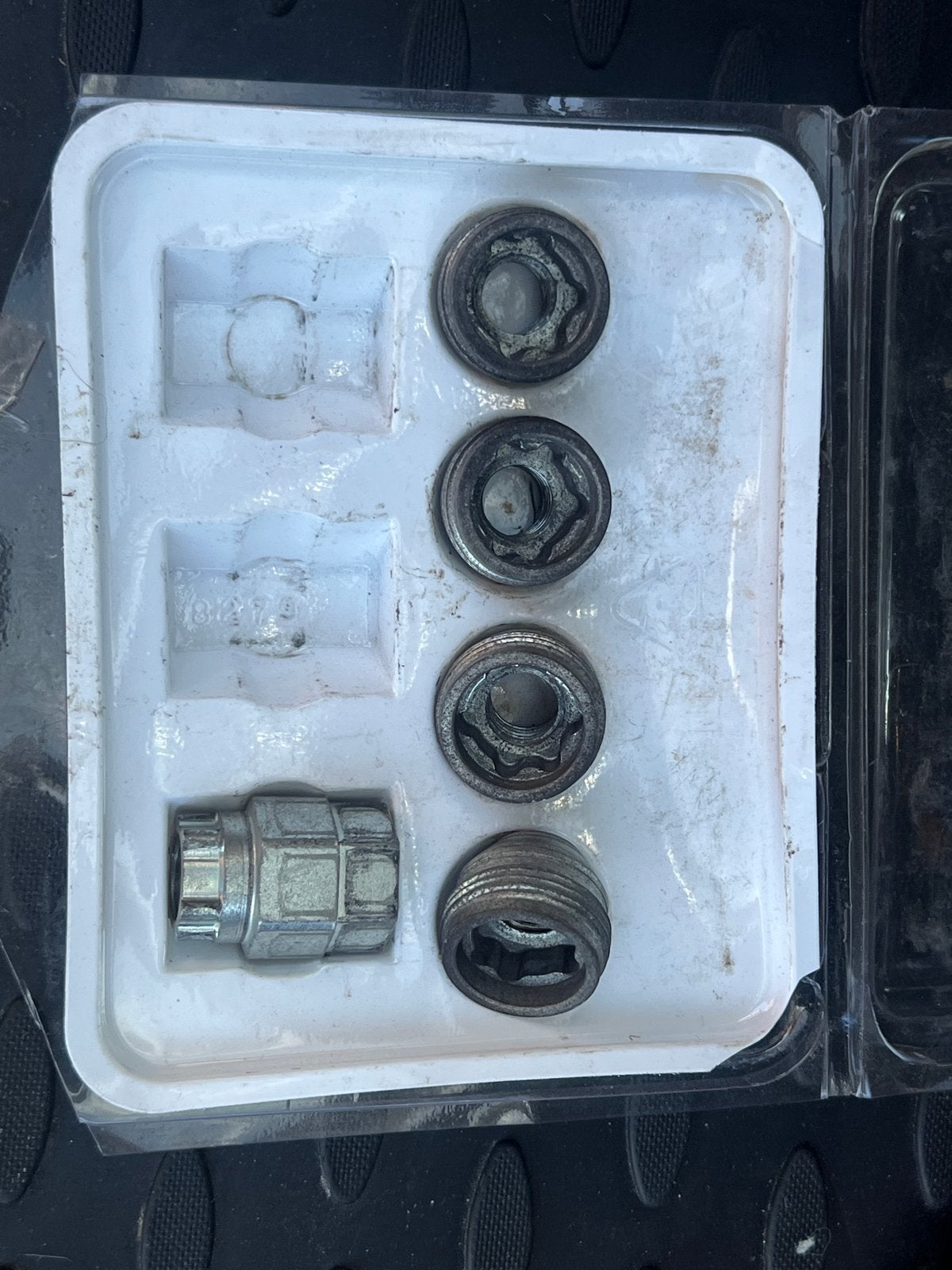 Gebruikte slotmoeren M12 x 1,5 voor velgen - tbv Opel Mokka, Ophalen of Verzenden, Gebruikt, Opel