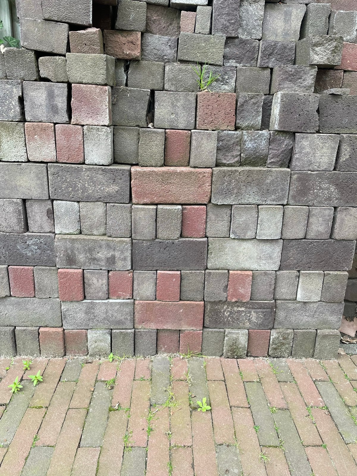 Betonklinkers grijs/rood gratis af te halen (21x7x9), Ophalen, Gebruikt, Klinkers, Minder dan 5 m²