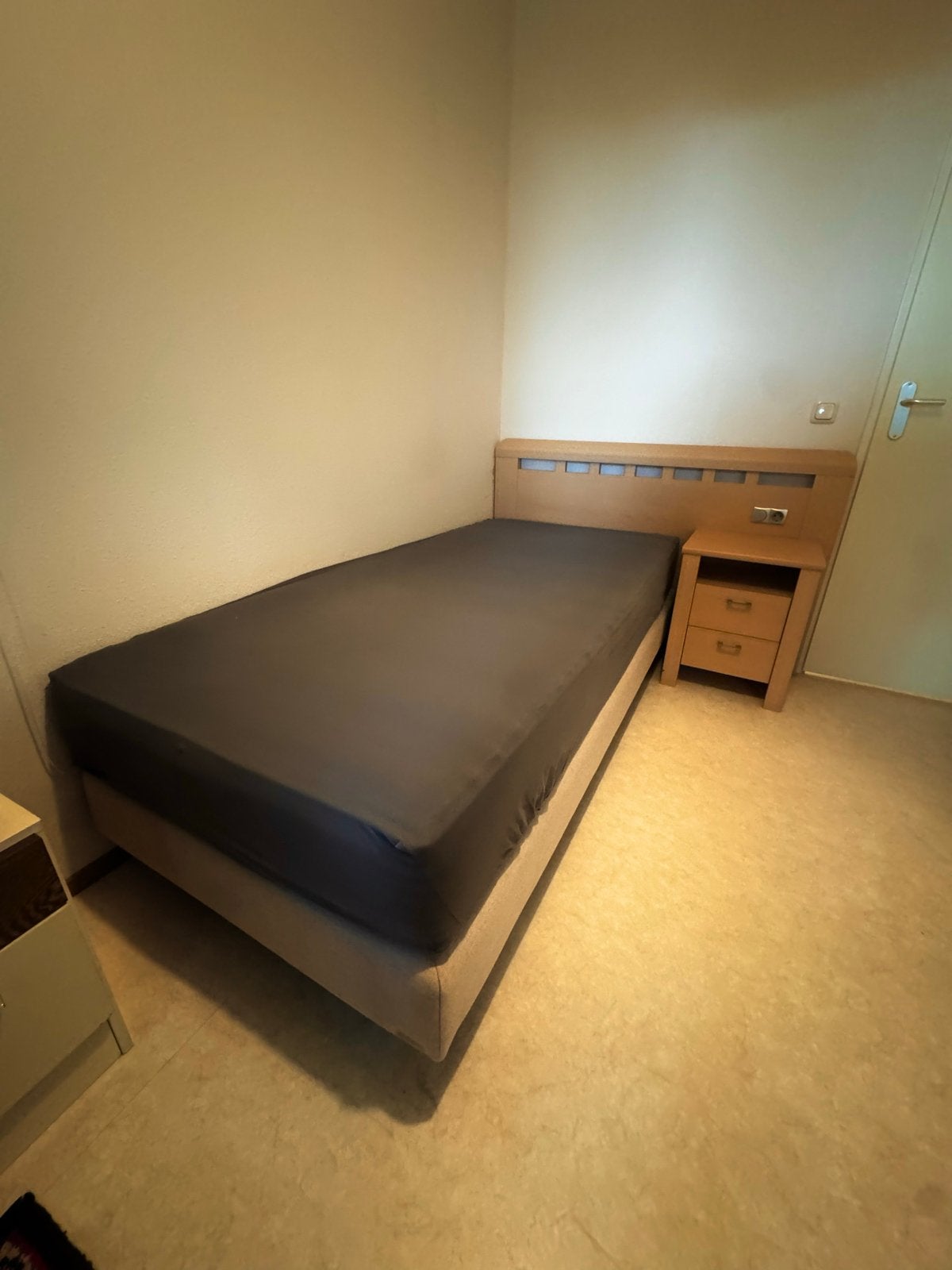 Boxspring bed met nachtkastje en matras. Z.g.a.n. Well-Fair, Ophalen, Gebruikt, 90 cm, 200 cm