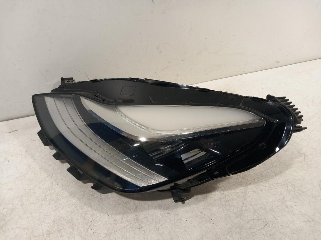Koplamp links Tesla Model 3, Auto-onderdelen, Verlichting, Onderdelen@venauto.nl, Van der Ven Autorecycling B.V., Gebruikt, Ettenseweg 76, 4706 PB Roosendaal, The Netherlands