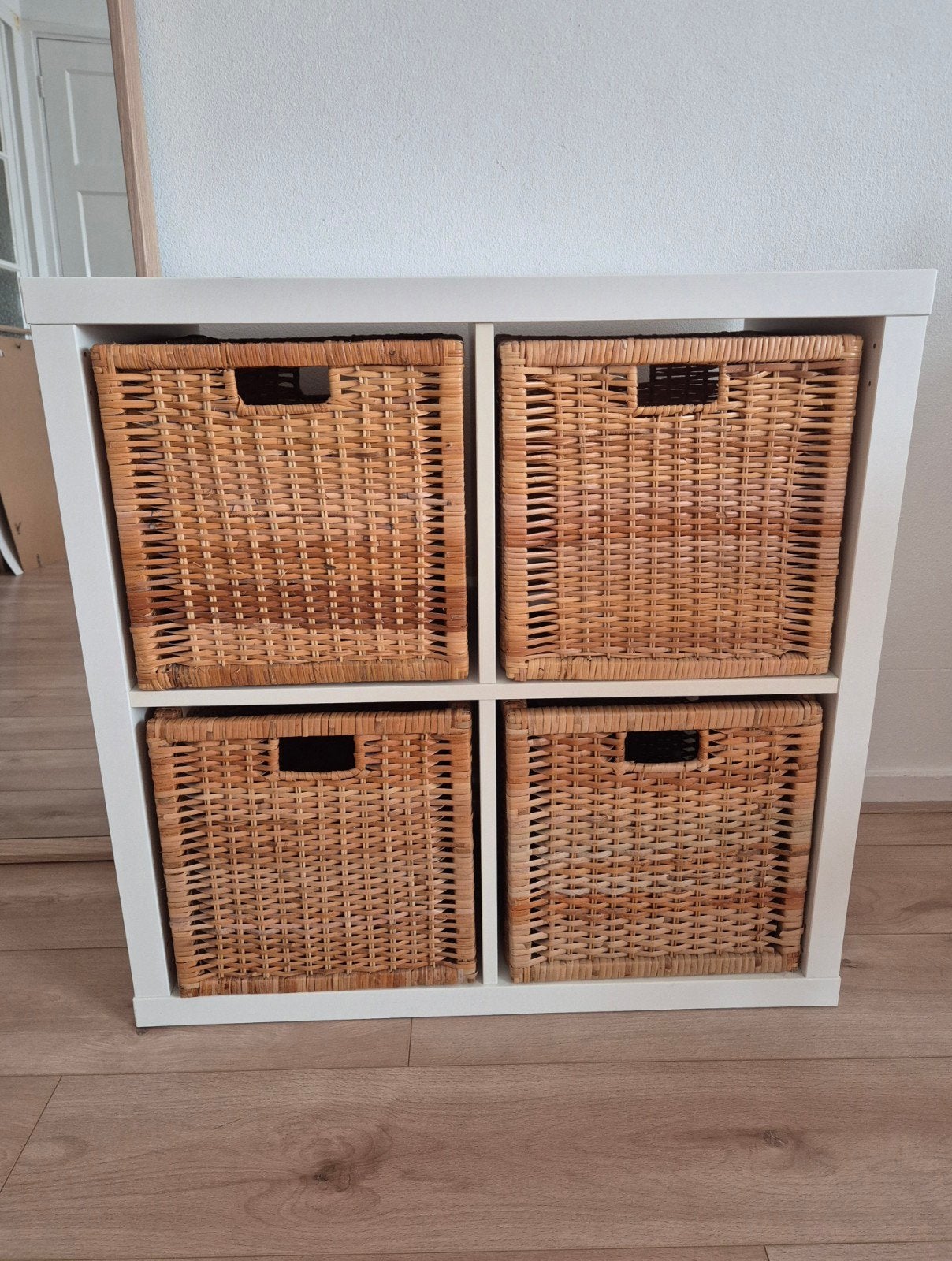 Ikea wit KALLAX open kast met 4 rotan manden (BRANAS), Huis en Inrichting, Kasten | Ladekasten, Ophalen, Gebruikt, 50 tot 100 cm