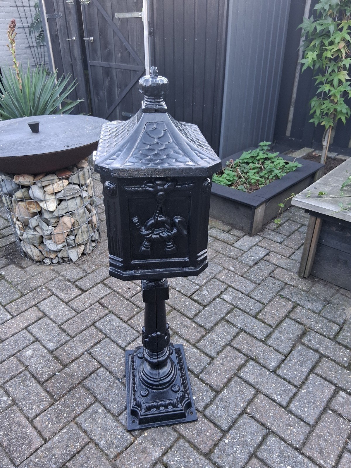 Antieke gietijzeren brievenbus, opnieuw zwart gemaakt, Tuin en Terras, Ophalen, Gebruikt, Staande brievenbus