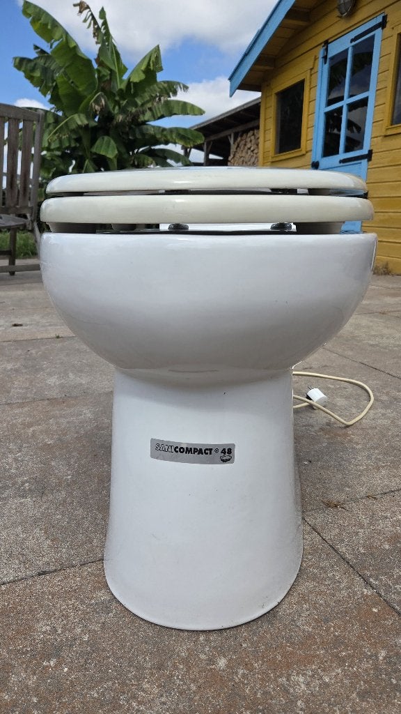 Sanibroyeur Sanicompact 48 - Keramiek wit, Doe-het-zelf en Verbouw, Sanitair, Ophalen, Zo goed als nieuw, Toilet