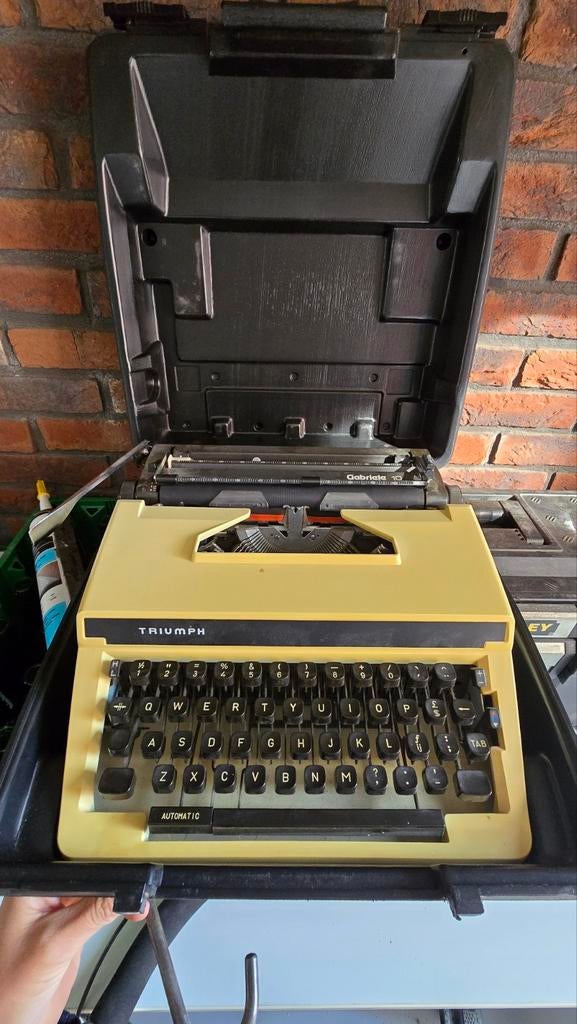 Type machine Vintage voor de liefhebbers.  Triumph Grabriele, Ophalen