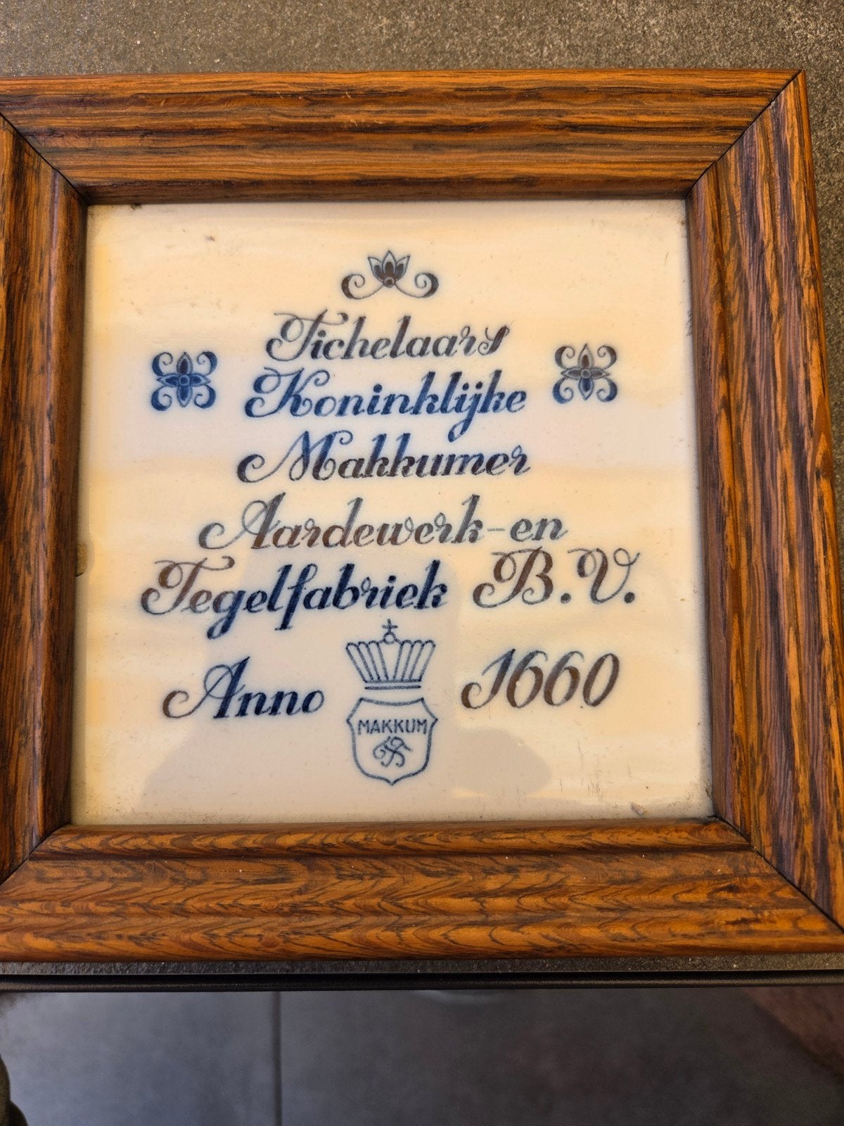 Ingelijste Makkum tegel - Koninklijke Tichelaar 1660, Antiek en Kunst, Antiek | Wandborden en Tegels, Ophalen of Verzenden