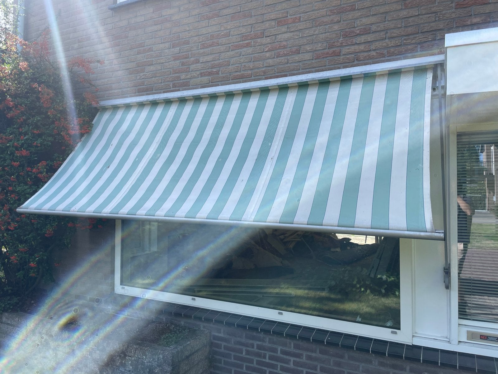 Uitvalscherm groen-wit gestreept, handbediend, Ophalen, Gebruikt, 150 tot 300 cm, 250 cm tot 450 cm