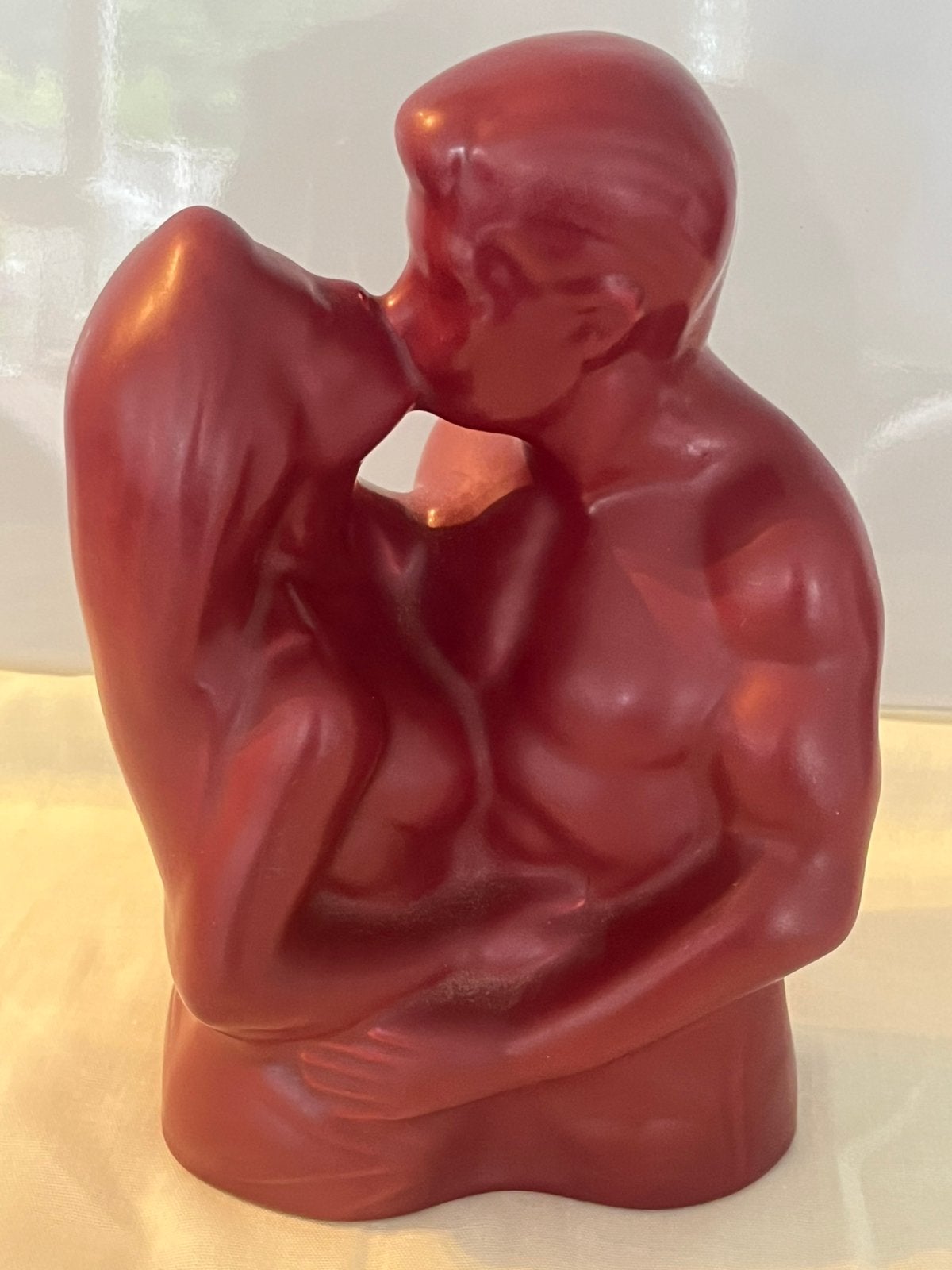 Vintage Man & Vrouw beeld kussend stel / Omhelzing, Ophalen, Overige onderwerpen, Art deco, Rood